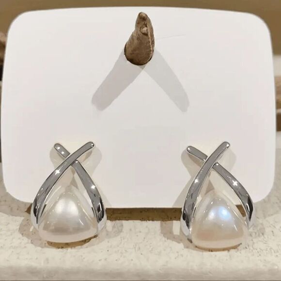 Pearl White Gold Triangle Geometric Stud Earrings - Picture 5 of 6